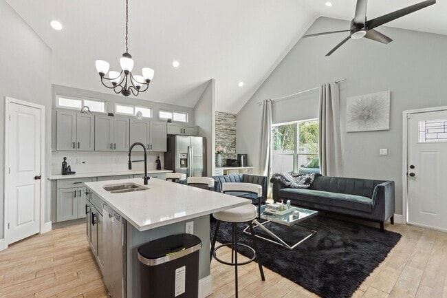 Photo - 5607 Bacher St