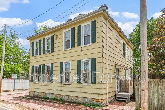 Photo - 673 E Sycamore St