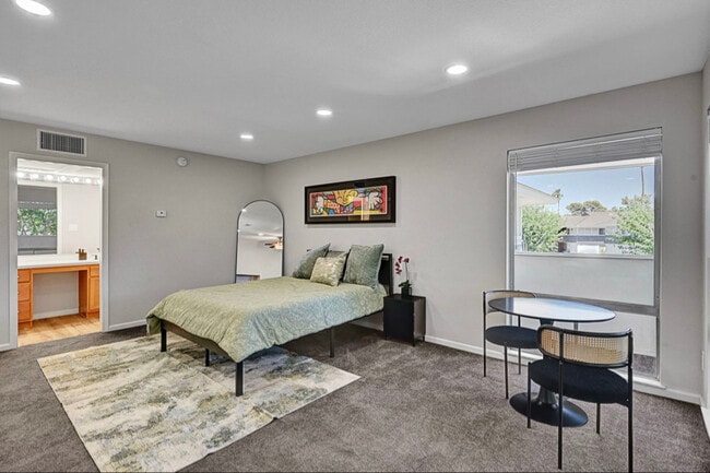 Photo - 740 Oakmont Ave