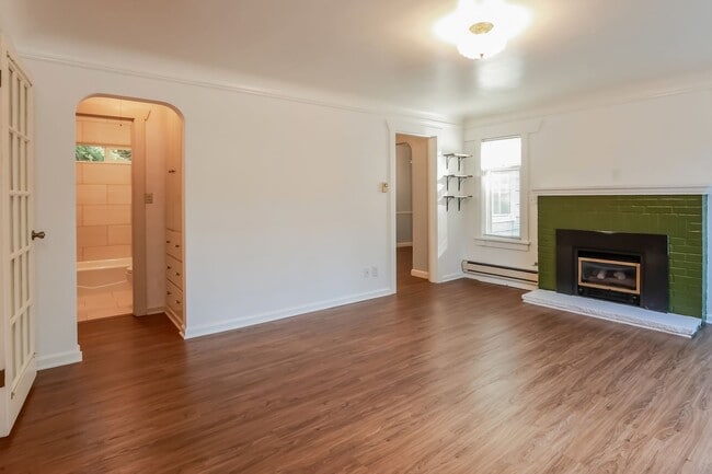 Photo - Charming 2 bed, 1 bath beautiful fir hardwood floors minutes to everything.