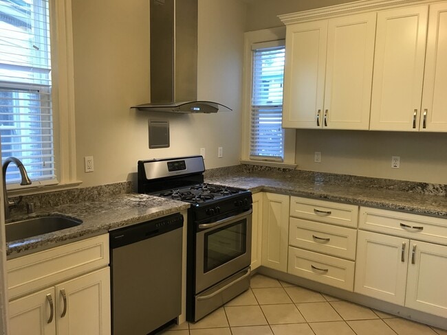 Photo - 1915-1919 Berkeley Way Unidad 1917