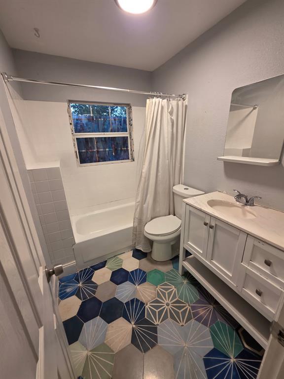 Building Photo - 2708 1/2 E 13th St Rental