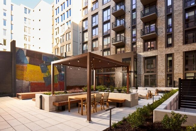 NOVEL 14th Street by Crescent Communities