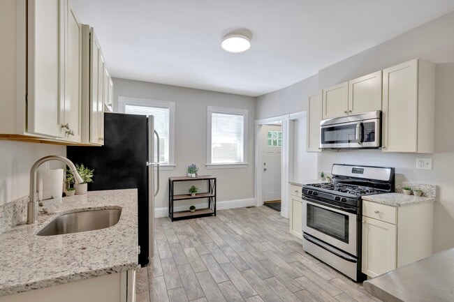 Building Photo - 24 Bentley St Unit 1