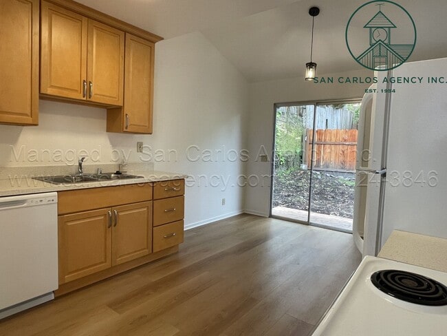 Photo - 615 Lottie St