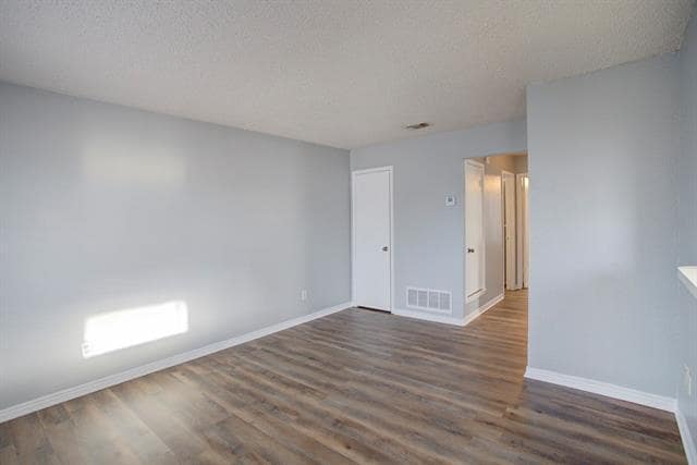 Photo - 313 Queens Ct S