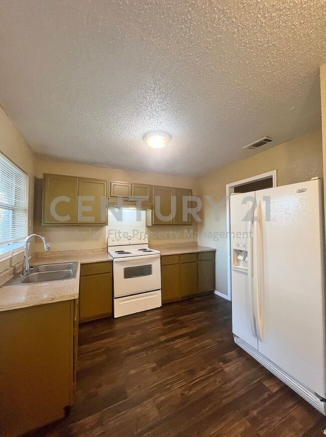 Photo - Nice 3/1.5 with 2 Car Carport in Dallas For Rent!