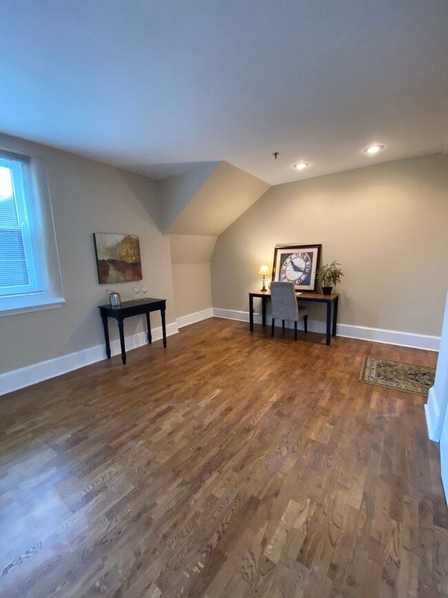 Spacious, open floor plan - 803 E 6th St Unit 107