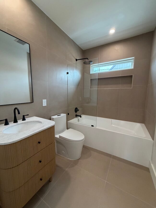 Common Bath - 1345 W 67th St