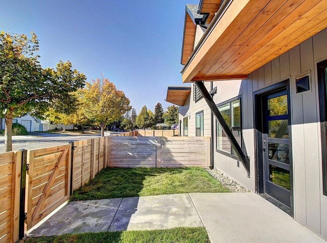 Photo - Whitefish townhouse for rent! 3 bed 2.5 bath 1 car attached garage. Walking distance to downtown ...