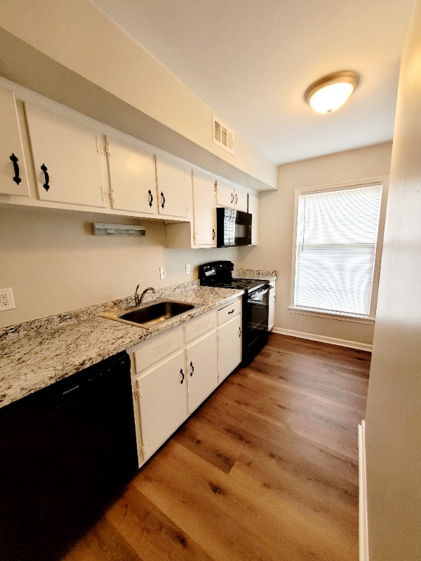 Building Photo - 75 W County St Rental