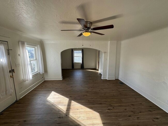 Photo - 715 W 6th St