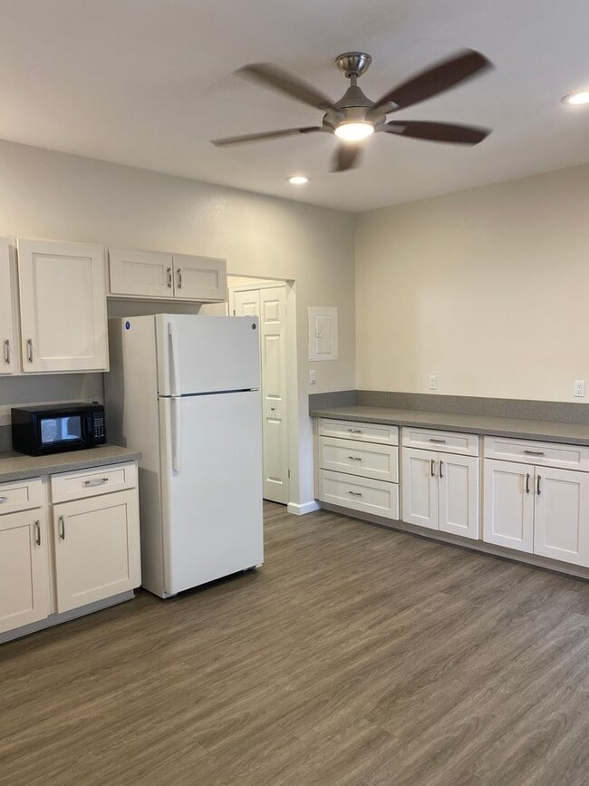 Building Photo - Cute Liliha Studio, Utilities included