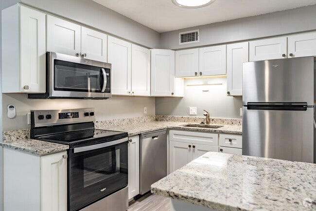 2BD, 1BA - 875SF - Kitchen - Bradenton Palms