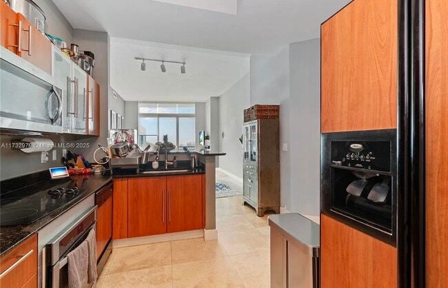Stock kitchen - 325 S Biscayne Blvd Unit 4016
