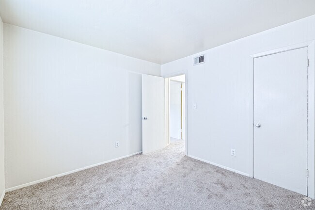 2BR, 1BA - 867SF - Second Bedroom