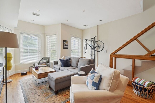 Building Photo - Beautiful 3br/4ba Columbia Heights Home wi...