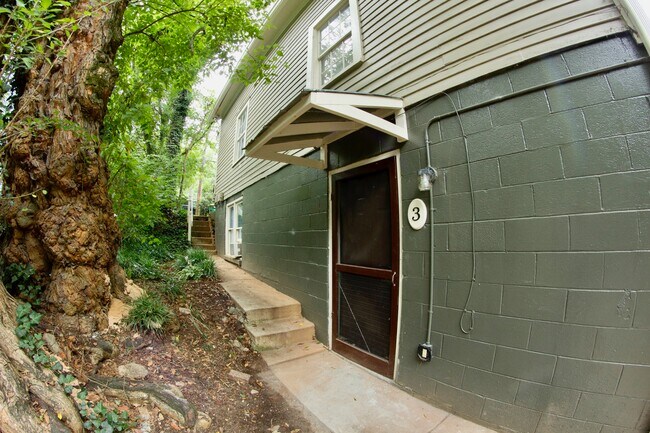 Building Photo - 558 Pulaski St Unit 3
