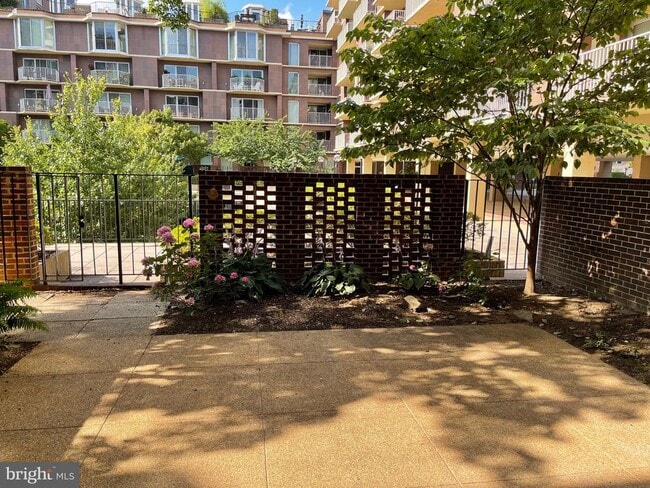 Photo - 520 N St SW Unidad S116