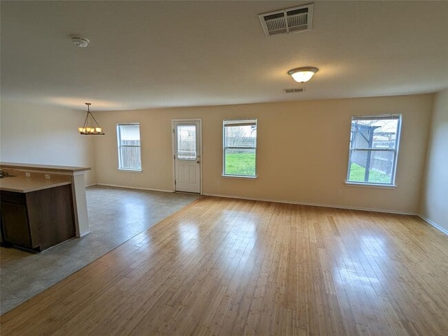 220 Quarter Ave
