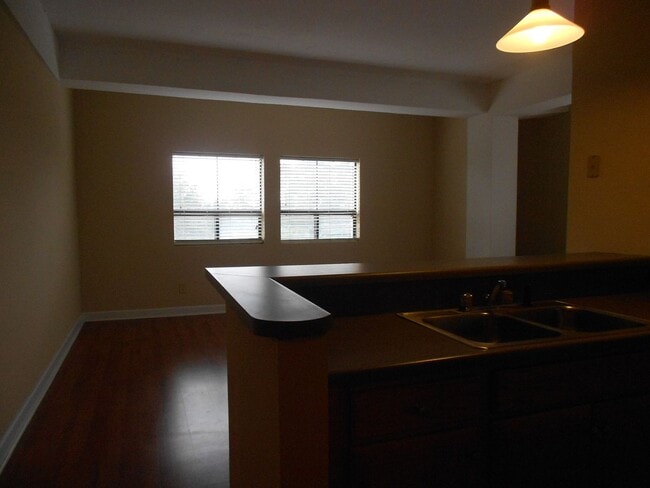Building Photo - Cozy 2 Bedroom Apartment - Walk to UGA Campus! Unit 604