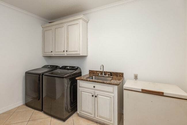Building Photo - 7790 Deer Chase Dr Rental