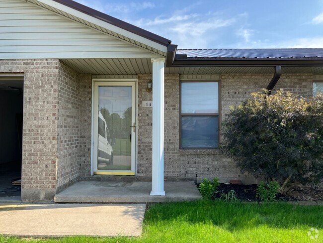 Building Photo - Charming 2-Bedroom Ranch in Peaceful Piqua... Unit 1413 Fairfax Rental
