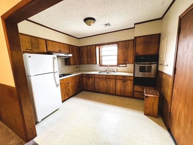 Photo - 3 Bedroom 1.5 Bath home w/fenced yard