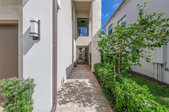 Photo - 8283 Royal County Down Rd