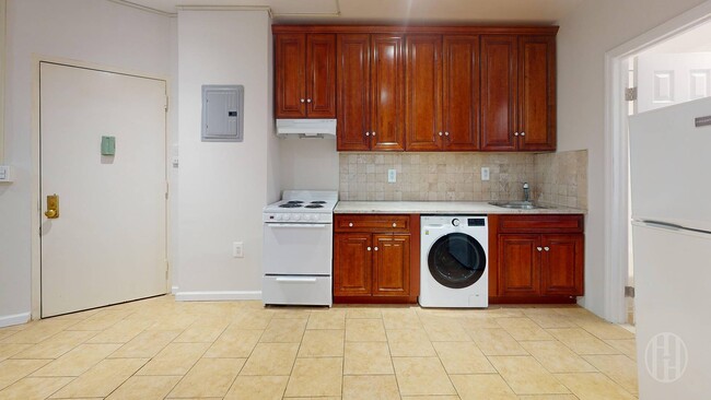 Building Photo - 318 E 80th St Unit 3W