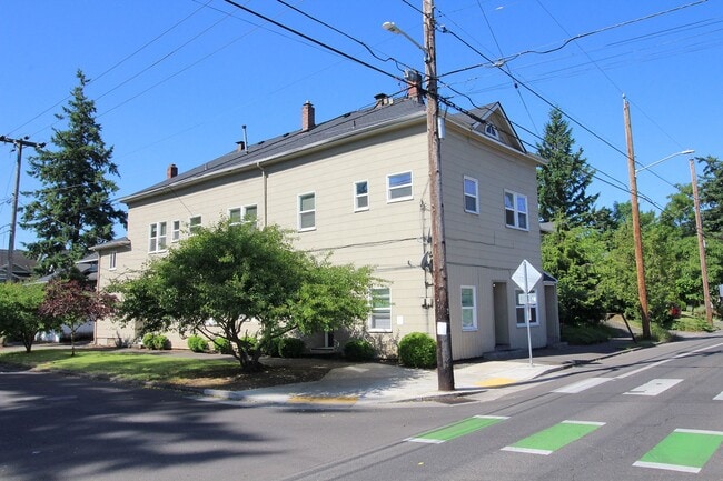 Photo - 7630 SE Woodstock Blvd Apartment Unit 01