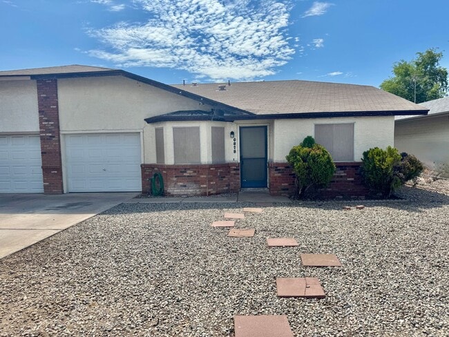 Photo - 3 Bedroom 2 Bath Single Level Home In Glendale!