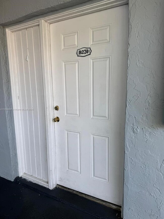Building Photo - 9351 Fontainebleau Blvd Unit B220