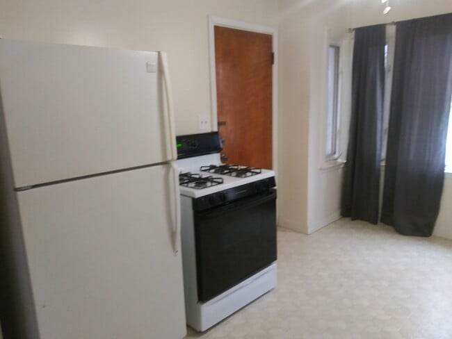 Building Photo - 8735 W Center St Unit #2