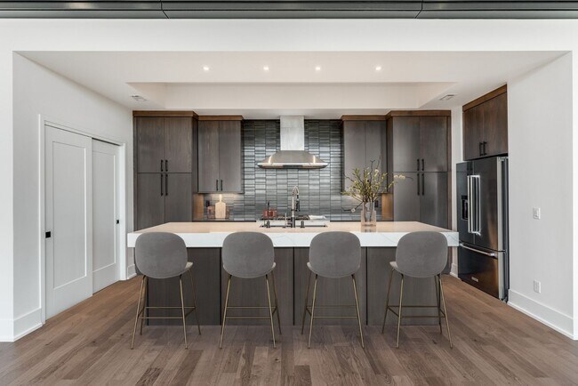 Photo - Absolute Stunner 4BE/4.5BA located near Ch...