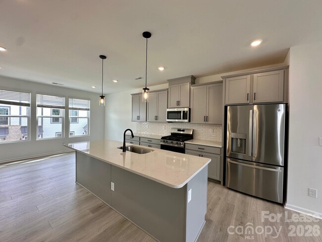 Photo - 1556 Blanche St