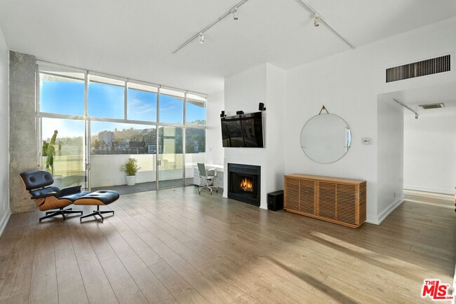 Building Photo - 1155 N La Cienega Blvd Unit 5