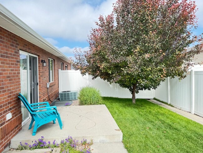 Photo - 4 BEDROOM, 3 BATHROOM TWINHOME WITH 2 CAR ...