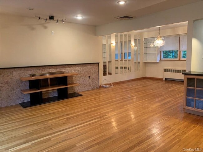 2 Stuart Dr