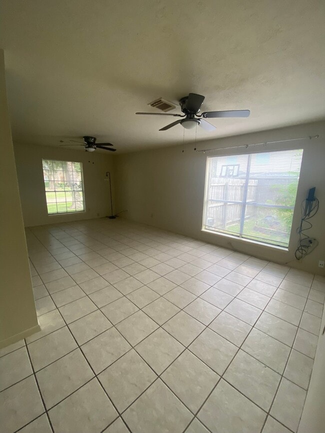 Photo - 8915 Weyburn Grove Dr