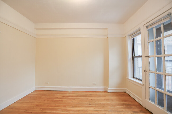 Photo - 7449 N Greenview Ave Apartment Unit #322