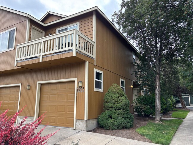 2 Bed/1.5 Bath Unit in Triplex with Single... - 2 Bed/1.5 Bath Apartment Unit in Triplex with Single... Unit 2061
