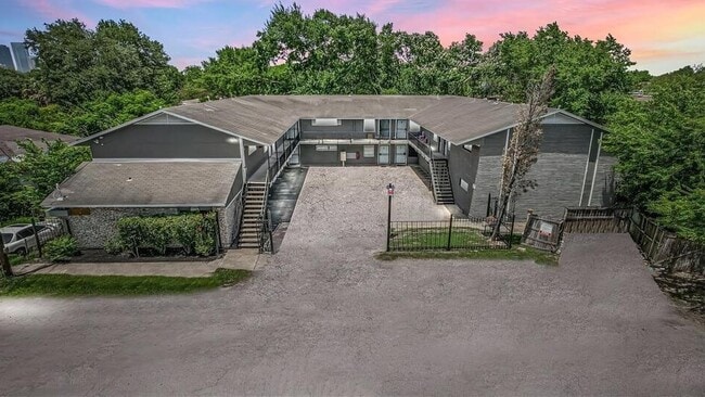 Building Photo - 2819 Berry St Unit 11