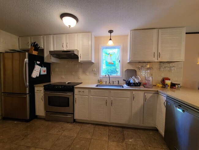 3123 Lakeshore Dr
