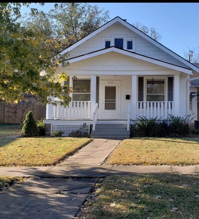 Photo - 533 E 9th St