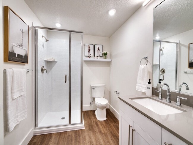 Baño con ducha en los apartamentos Stack