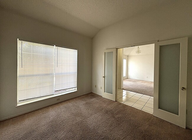 Photo - 607 Ottawa Dr