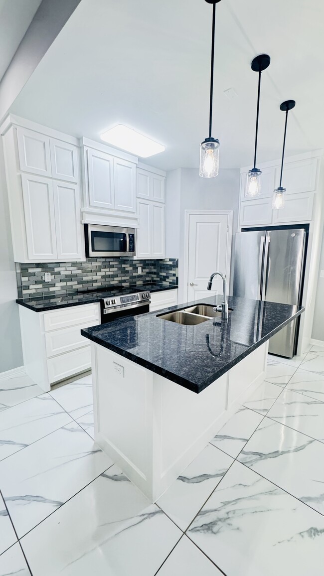 Photo - 1608 W B St