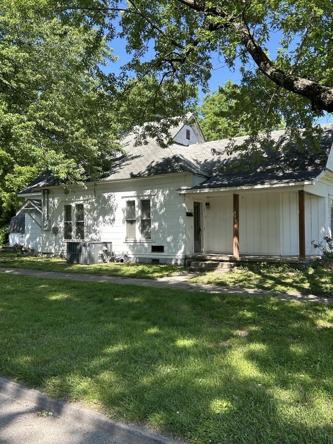 Building Photo - Nice 3 Bedroom 1 Bathroom - Large Corner Lot!