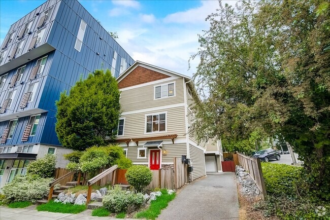 Building Photo - 844 NE 66th St Rental